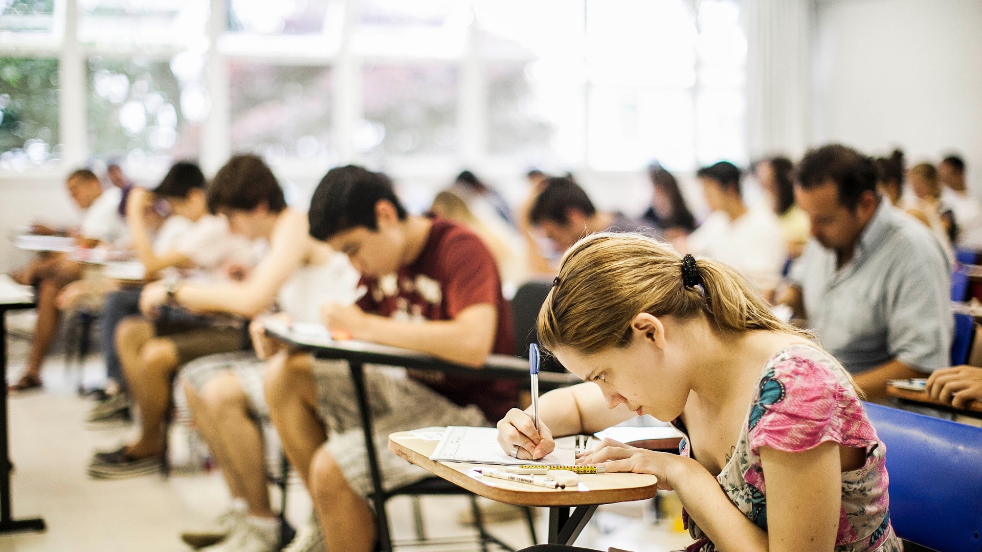 06.jan. 2013 - Mais de 28 mil candidatos e mais de 2 mil treineiros são esperados para a prova deste domingo (6); hoje eles respondem a dez questões de português e fazem redação - Leonardo Soares/UOL
