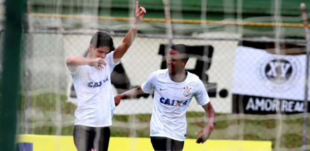 Leandro (esq.) é um dos destaques do Corinthians na Copa São Paulo 2013 - Fernando Calzzani/AE