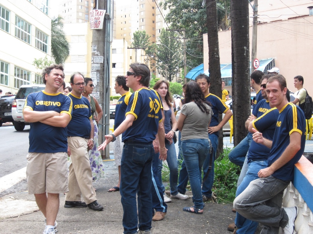 06.jan.2013 - Candidatos e pais na porta do Centro Universitário Barão de Mauá, onde ocorre a primeira prova da segunda fase da Fuvest em Ribeirão Preto - José Bonato/UOL