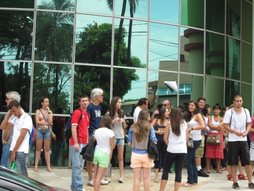06.jan.2013 - Candidatos e pais na porta do Centro Universitário Barão de Mauá, onde ocorre a primeira prova da segunda fase da Fuvest em Ribeirão Preto - José Bonato/UOL