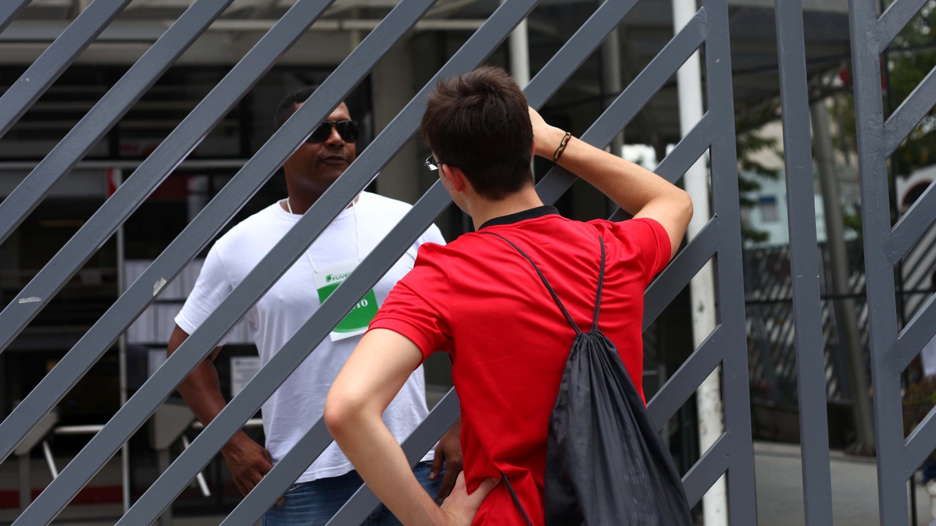 06.jan.2013 - O estudante Thiago lamenta ter perdido o horário para realizar a segunda fase da Fuvest para educação física, na FMU, Campus Liberdade, em São Paulo (SP), na tarde deste domingo (06). Thiago chegou 10 minutos atrasado e encontrou os portões já fechados - Renato S. Cerqueira/Futura Press/Estadão Conteúdo