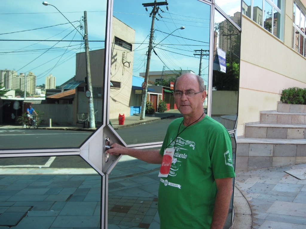 06.jan.2013 - O fiscal da Fuvest Augusto Mengel, 58, na entrada do Centro Universitário Barão de Mauá, em Ribeirão Preto - José Bonato/UOL