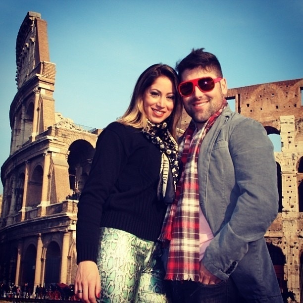 6.dez.2013 -  A panicat Carol Narizinho publicou em seu Twitter uma foto em que aparece com o namorado em Roma, na Itália. "Roma e uma cidade tão romântica!", escreveu