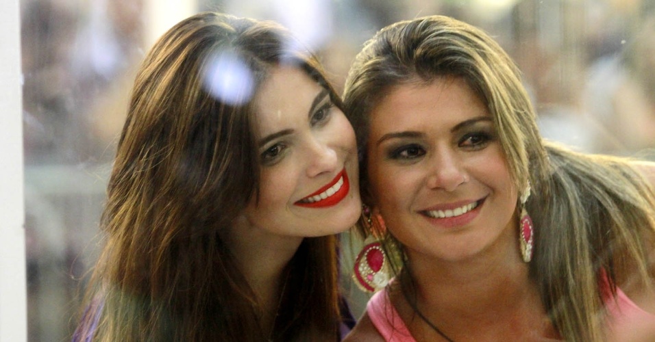 6.jan.2013 - Kamilla e Samara posam para fotos para o público presente no Santana Parque Shopping. A modelo e a vendedora disputam uma vaga no reality 