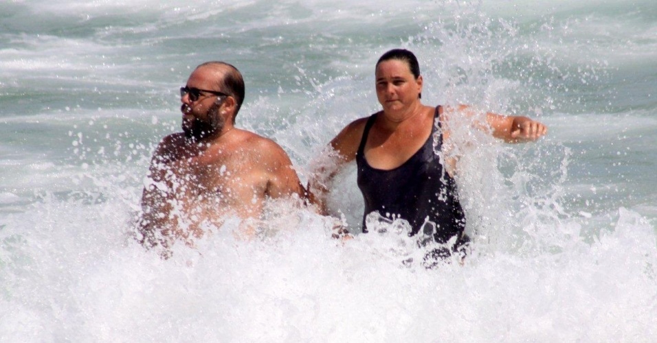 6.Jan.2013 - O ator Otávio Müller e sua mulher, Adriana Junqueira, aproveitaram o calor para tomar um banho de mar na praia do Leblon, no Rio de Janeiro