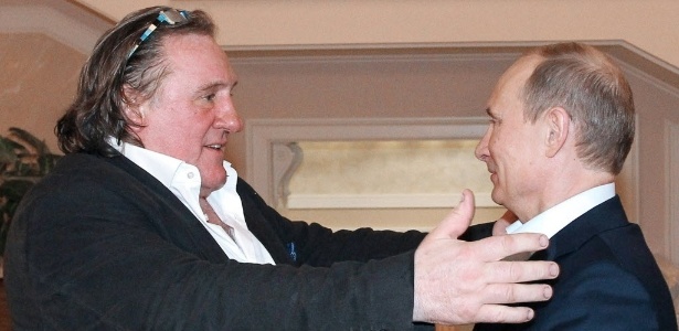 O presidente da Rússia, Vladimir Putin (direita), cumprimenta o ator francês Gerard Depardieu - Mikhail Klimentyev/AFP