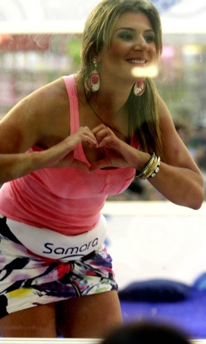 6.jan.2013 - Samara faz um coração com as mãos para pedir votos para o público presente no Santana Parque Shopping