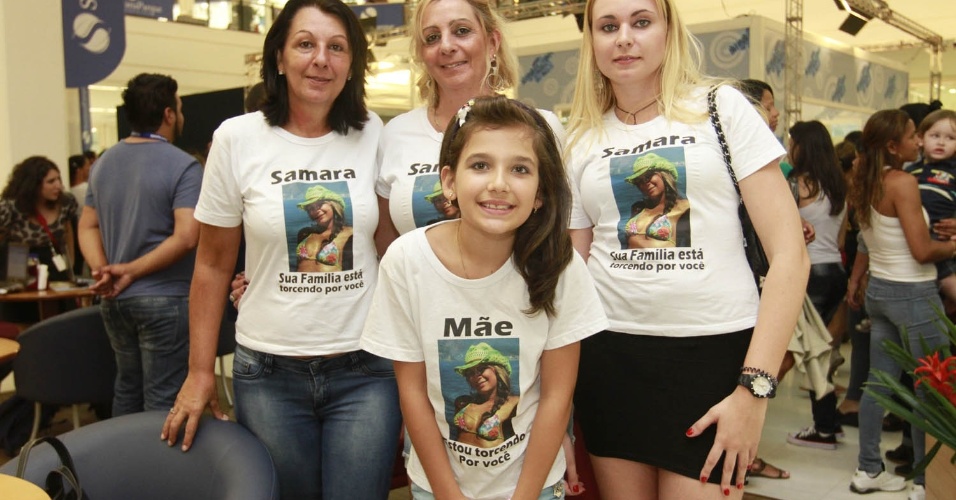 6.jan.2013 - A família de Samara mostra seu apoio à candidata na casa vidrodo BBB13