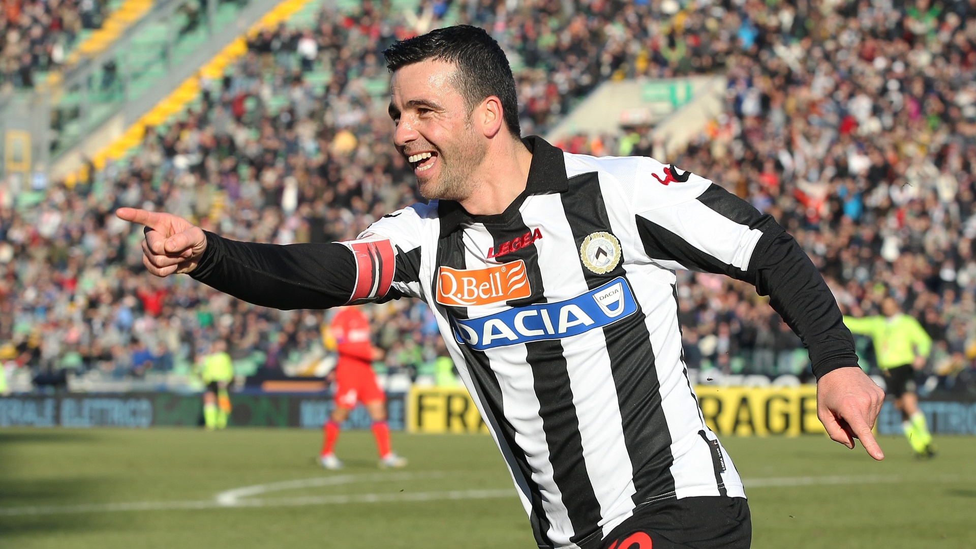 06.jan.2013 - Atacante italiano Di Natale comemora um dos seus dois gols na vitória da Udinese sobre a Inter de Milão pelo Campeonato Italiano - AP Photo/Paolo Giovannini