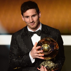 Messi exibe prêmio de melhor do mundo de 2012. É o 4º ano consecutivo que o argentino fatura. - OLIVIER MORIN/AFP
