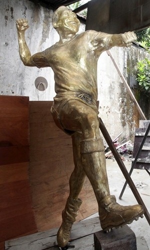 07.jan.2013 - Governo do Rio de Janeiro divulga estátua em bronze de Pelé que ficará exposta no Maracanã