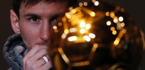 Messi encara para o troféu Bola de Ouro da Fifa, que pode ser seu pela quarta vez - REUTERS/Michael Buholzer