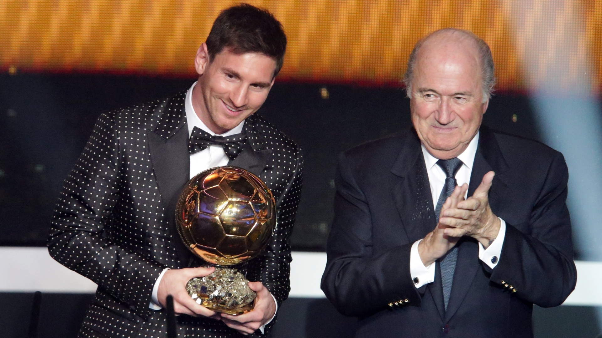 07.jan.2013- Ao lado do presidente da Fifa, Joseph Blatter, Messi exibe prêmio de melhor jogador do mundo em 2012 - Christof Koepsel/Getty Images