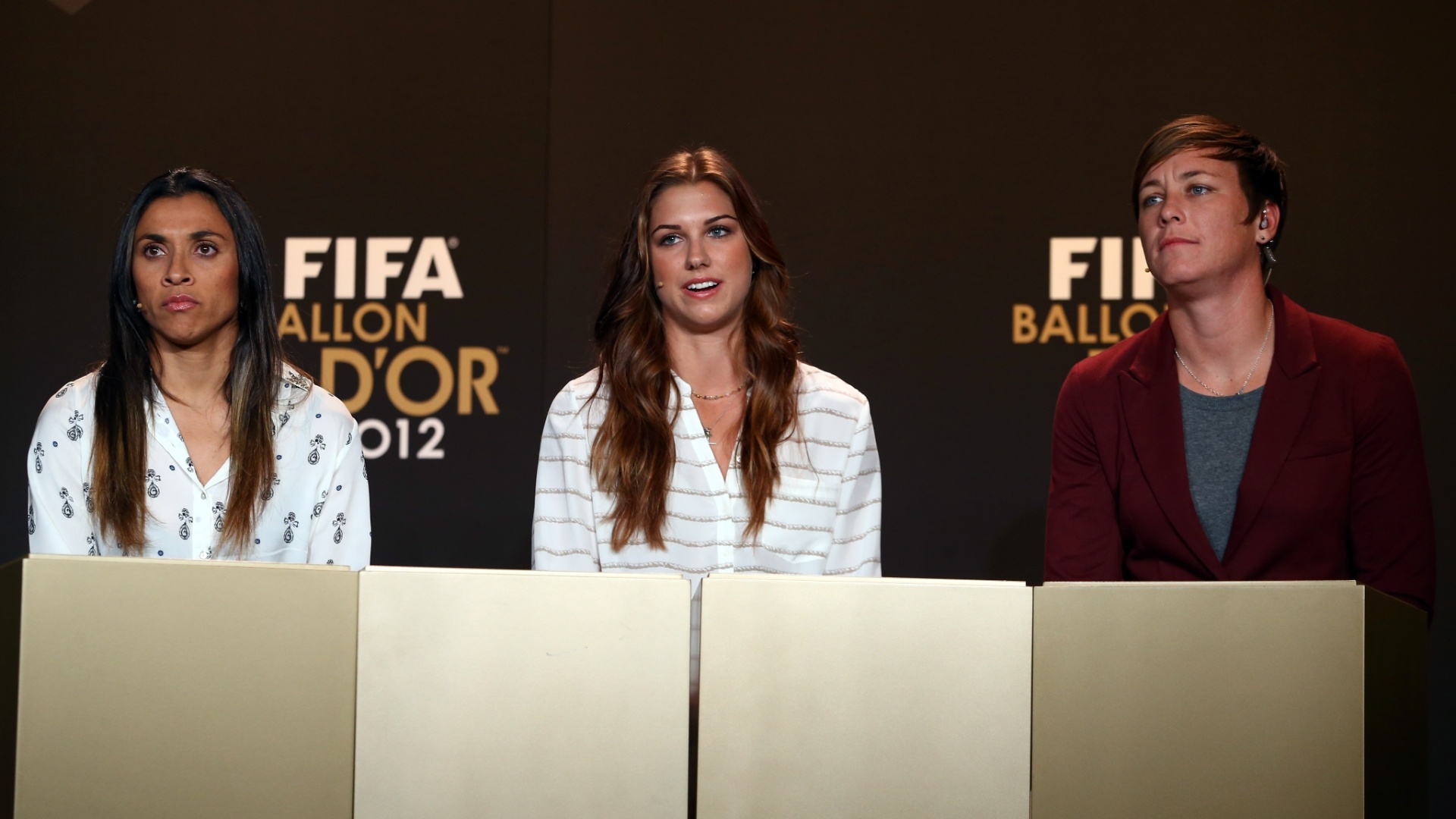 07.jan.2013- Candidatas a Bola de Ouro 2012, a brasileira Marta (e.) e as norte-americanas Alex Morgan (c.) e  Abby Wambach (d.) participam de entrevista coletiva antes do evento de premiação - Christof Koepsel/Getty Images