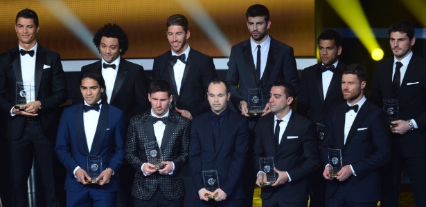 Composta apenas de jogadores "espanhois", a seleção de melhores de 2012 subiu ao palco  - OLIVIER MORIN/AFP