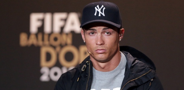 Cristiano Ronaldo participa de coletiva antes do evento de premiação da Bola de Ouro - Christof Koepsel/Getty Images