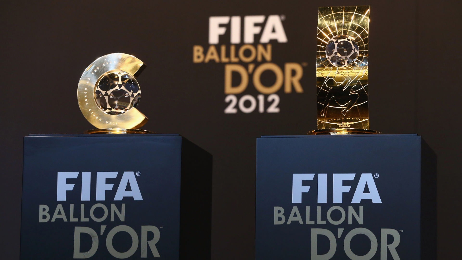 07.jan.2013- Prêmios para melhor jogadora e melhor técnica de 2012 são expostos durante coletiva de imprensa antes do evento de premiação da Fifa - Christof Koepsel/Getty Images