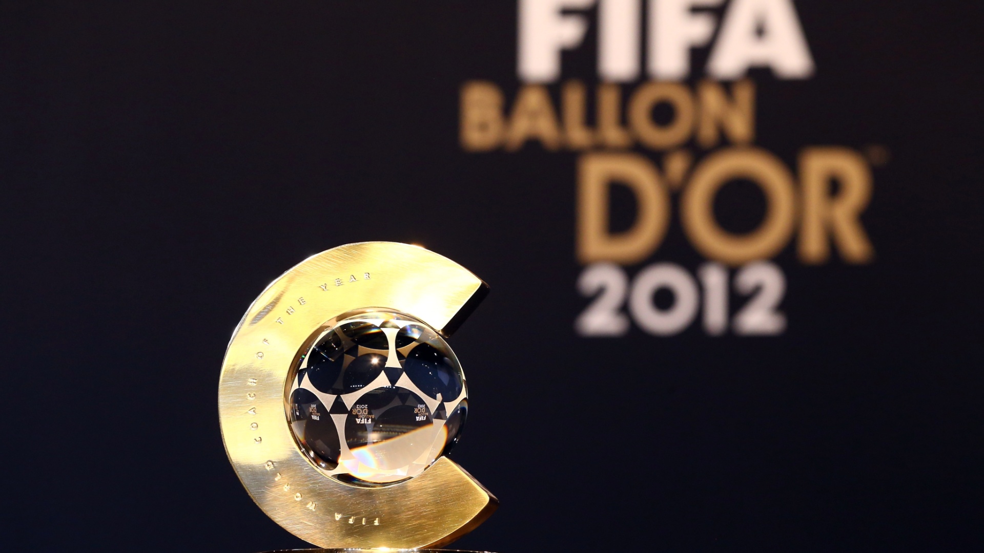 07.jan.2013- Troféu Bola de Ouro da Fifa para a melhor jogadora de 2012 é visto durante coletiva de imprensa antes da premiação - Christof Koepsel/Getty Images