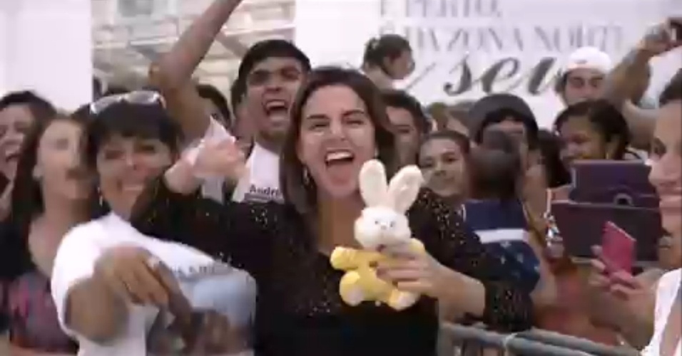 07.janeiro.2013 - A ex-BBB Laisa pega coelho de pelúcia para mostrar torcida por André Coelho, do "BBB13"