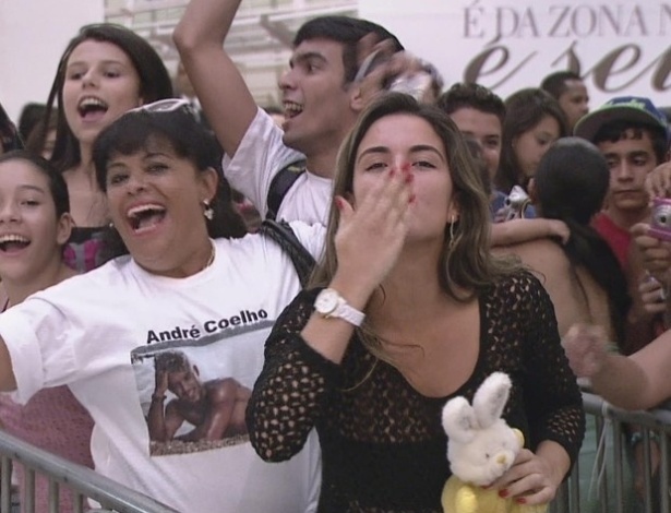 07.janeiro.2013 - A ex-BBB Laisa pega coelho de pelúcia para mostrar torcida por André Coelho, do "BBB13", ao lado da mãe do brother, Márcia