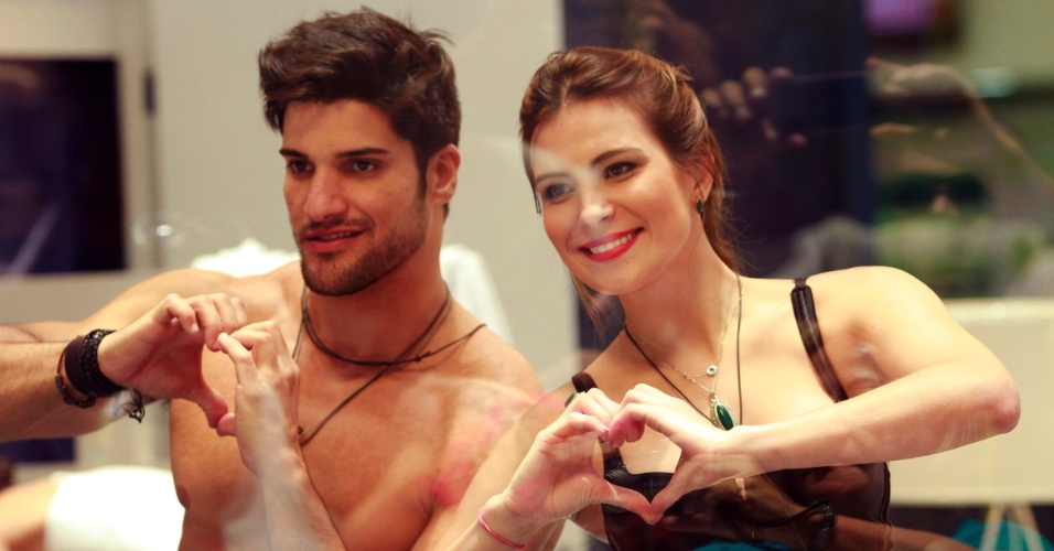 07.janeiro.2013 - Marcello e Kamilla posam para fotos do público fazendo corações com as mãos