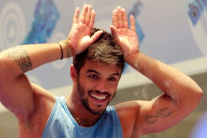 O brasiliense André brinca com seu sobrenome, Coelho, e imita orelhas na cabeça  