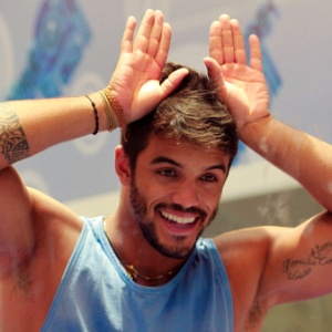 O brasiliense André brinca com seu sobrenome, Coelho, e imita orelhas na cabeça