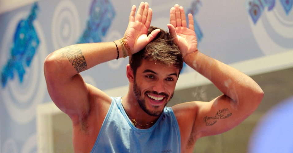 07.janeiro.2013 - O brasiliense André brinca com seu sobrenome, Coelho, e imita orelhas na cabeça