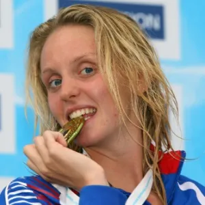 11.ago.2010 - Nadadora britânica Francesca Halsall morde a medalha de ouro que conquistou na final dos 100 m na final do campeonato europeu - Clive Rose/Getty Images