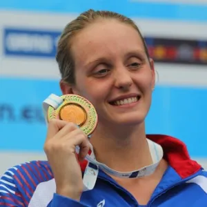 15.ago.2010 - Nadadora britânica Francesca Halsall exibe a medalha de bronze que ganhou na prova dos 50 m livre no campeonato europeu - Clive Rose/Getty Images