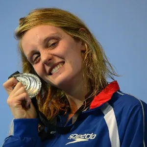 16.dez.2012 - Francesca Halsall, nadadora britânica, exibe a medalha de prata que conquistou nos 50 m livre no Mundial de Istambul - Clive Rose/Getty Images