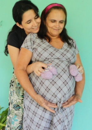 Maria da Glória Medeiros de Araújo, 51, grávida de suas netas, com sua filha Fernanda Medeiros, 34 - Reprodução/Facebook