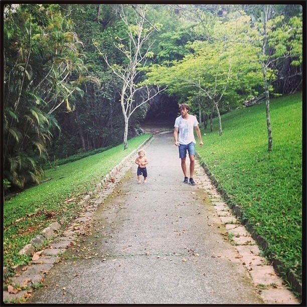 7.jan.2013 - A atriz Priscila Fantin divulga foto do marido Renan Abreu passeando com o filho Romeo no Parque da Cidade, no Rio