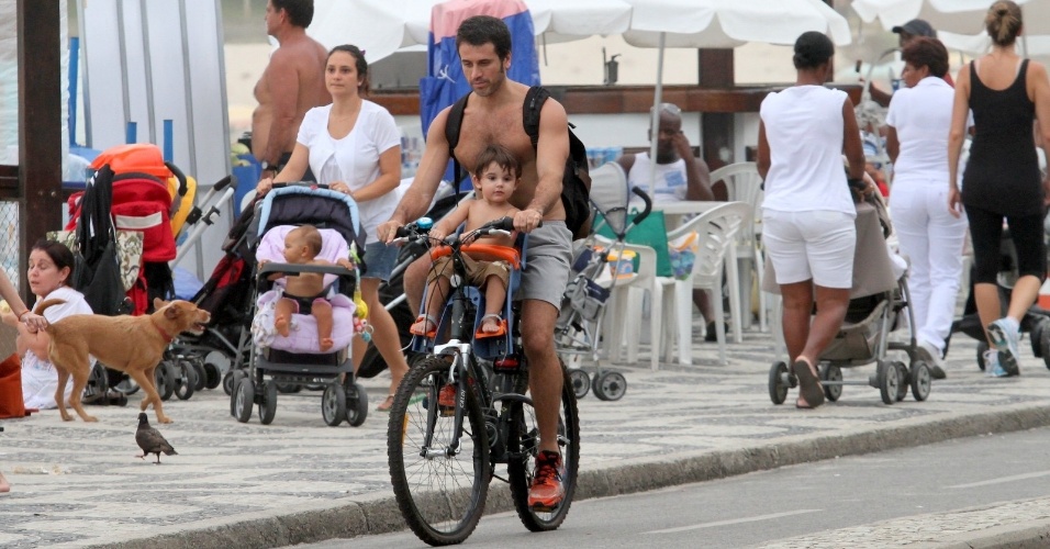 7.Jan.2013 - O ator Eriberto Leão leva o filho João, de 1 ano e 11 meses, para um passeio de bicicleta na orla do Lebon, no Rio de janeiro