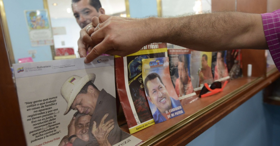 7.jan.2013 - Objetos relacionados ao presidente venezuelano Hugo Chávez são vendidos em uma loja em Caracas, na Venezuela, nesta segunda-feira (7). A incerteza sobre a presença do presidente Hugo Chávez na cerimônia de posse para o seu novo mandato, dia 10 de janeiro, tem gerado a possibilidade de que a Venezuela tenha que definir na Justiça sobre quem tem o direito de chefiar o governo