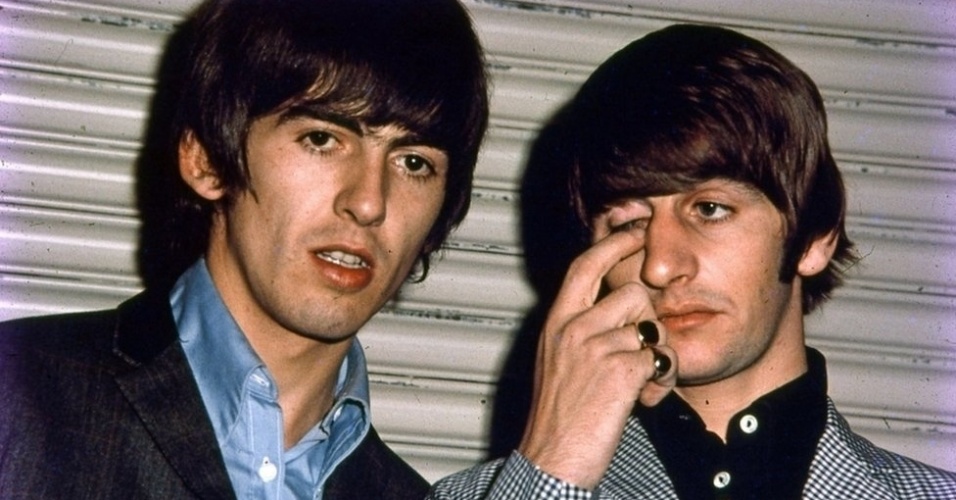 leiloeiro Paul Fairweather, da Omega Auctions, disse que esta é uma "fabulosa coleção, particularmente devido ao fato de que todos os slides são coloridos" - Dr Robert Beck/Omega Auctions/PA Wire