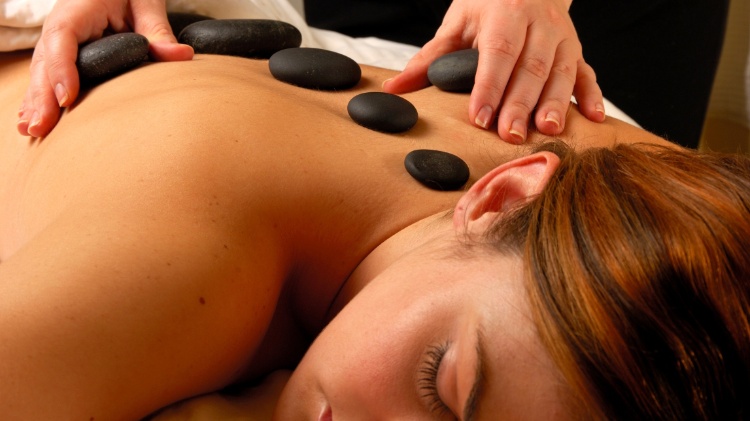 massagem; massagem com pedras quentes - Thinkstock - Thinkstock