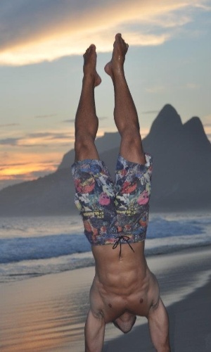 O brother se exercita em praia carioca.