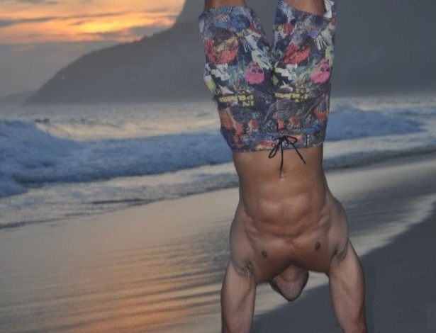 O brother se exercita em praia carioca.