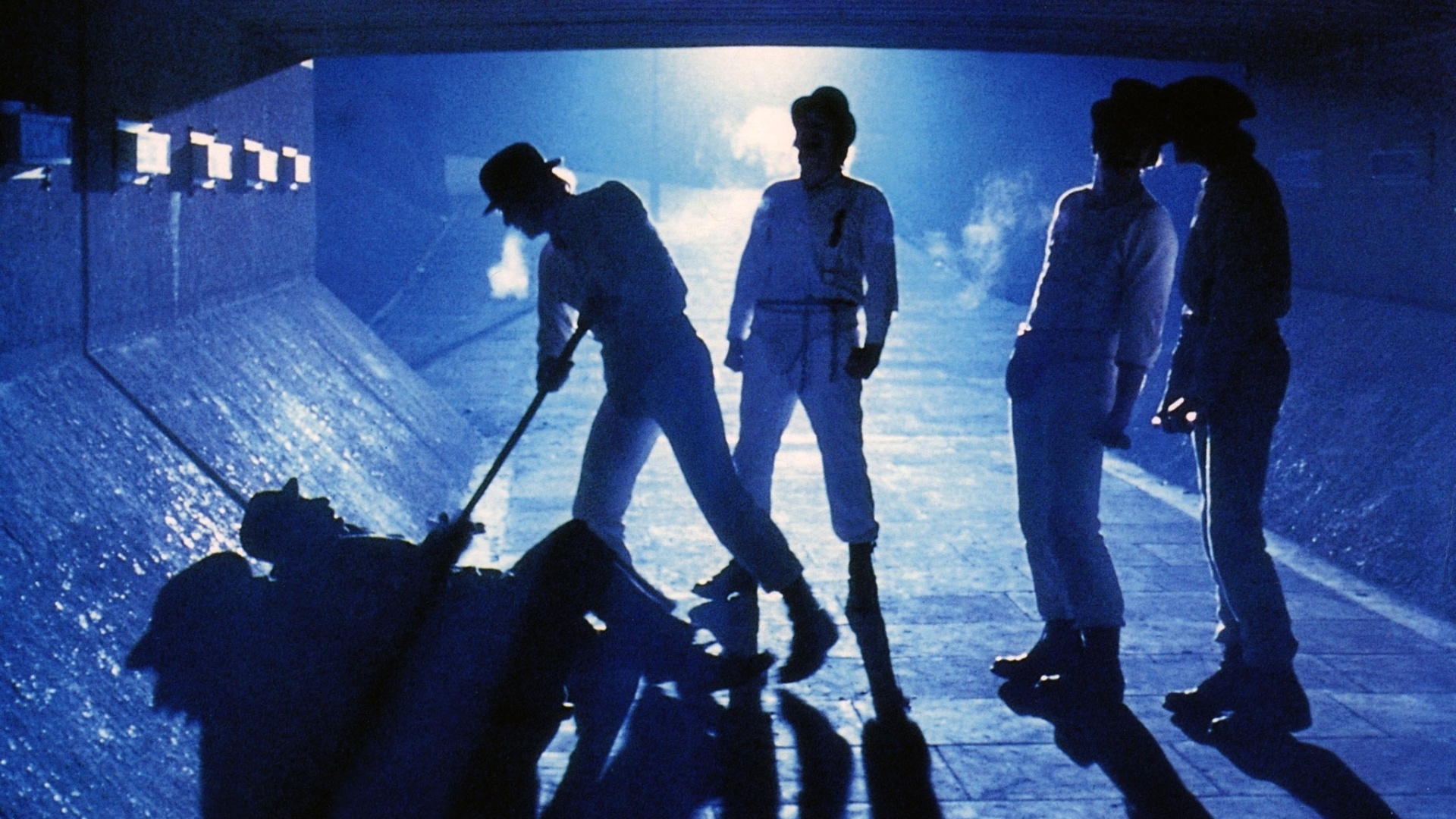 O universo sombrio de Alex (Malcolm McDowell) e de sua gangue é pleno de roubos, mutilações, estupros e vandalismos diversos - Divulgação