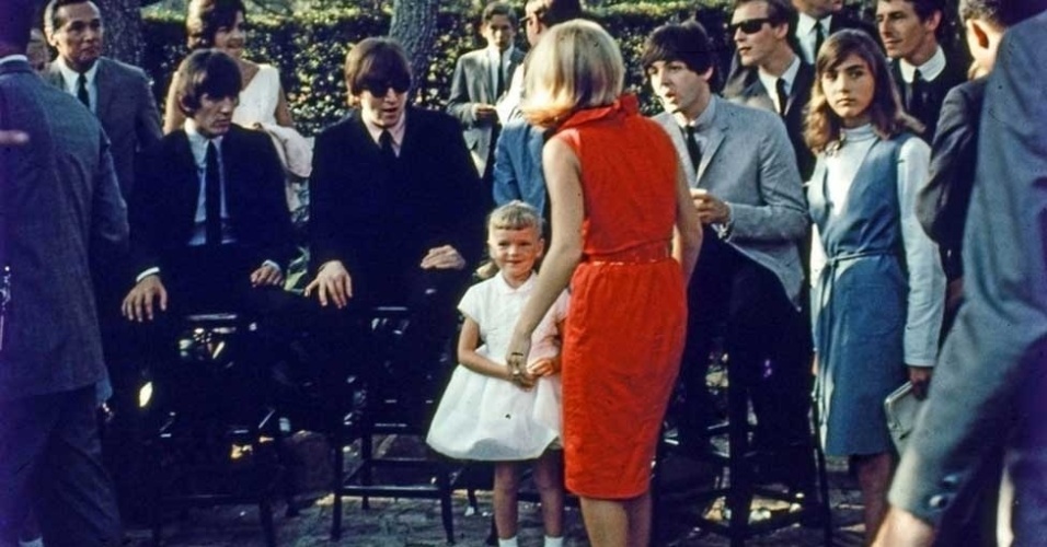 Os slides mostram os Beatles no palco e fora dele, em entrevistas coletivas. Imagens coloridas dos Beatles na sua primeira turnê americana são raras - Dr Robert Beck/Omega Auctions/PA Wire