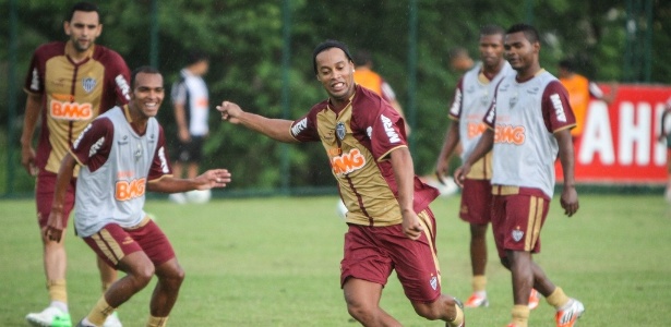 Ronaldinho participa  do primeiro treino com bola após a reapresentação do Atlético-MG - Bruno Cantini/Site do Atlético-MG