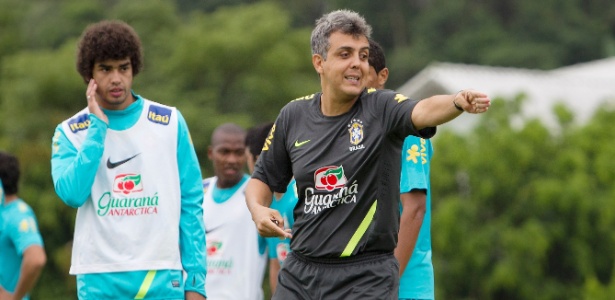 Observado por Bruno Mendes, técnico Émerson Ávila comanda treino da seleção sub-20 - Rafael Ribeiro/CBF