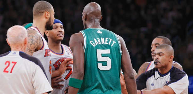 Carmelo Anthony bate boca com Kevin Garnett durante jogo válido pela NBA - REUTERS/Ray Stubblebine
