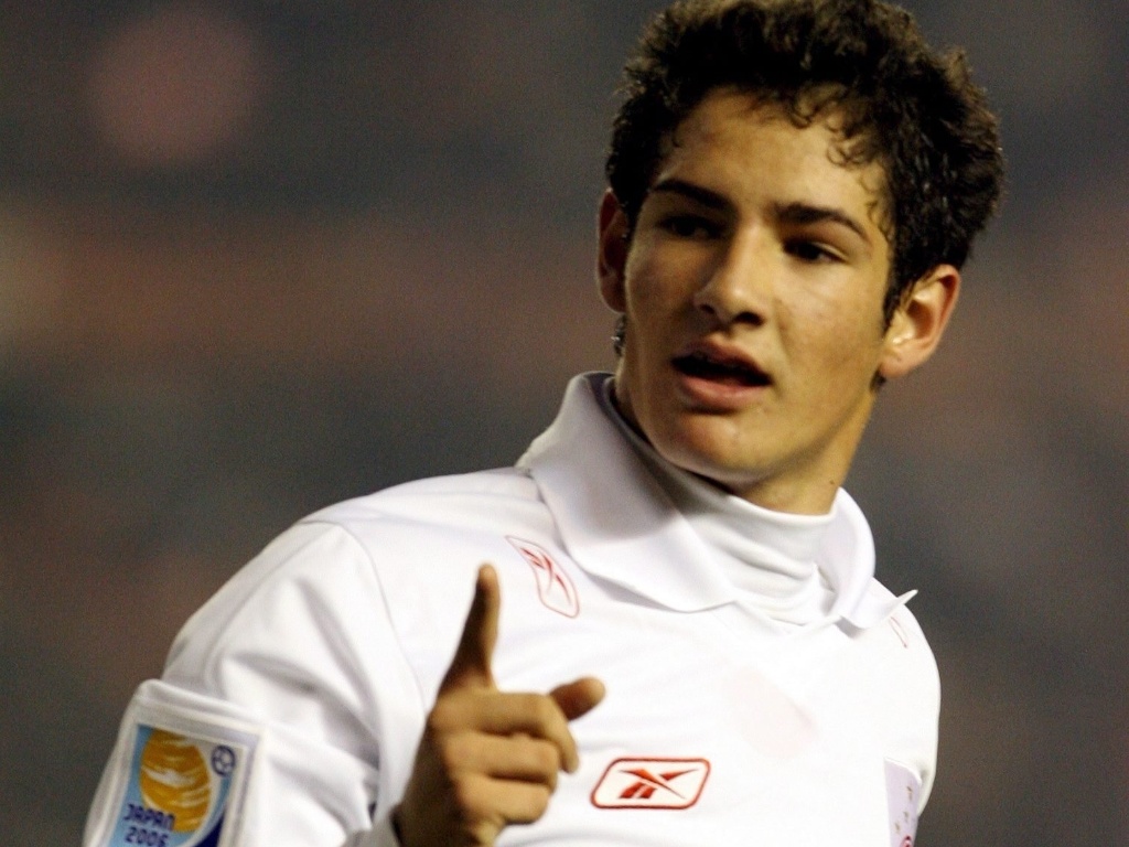 13.dez.2006 - Alexandre Pato comemora ao marcar um gol para o Inter contra o Al Ahly no Mundial de Clubes em Tóquio - EFE/Franck Robichon