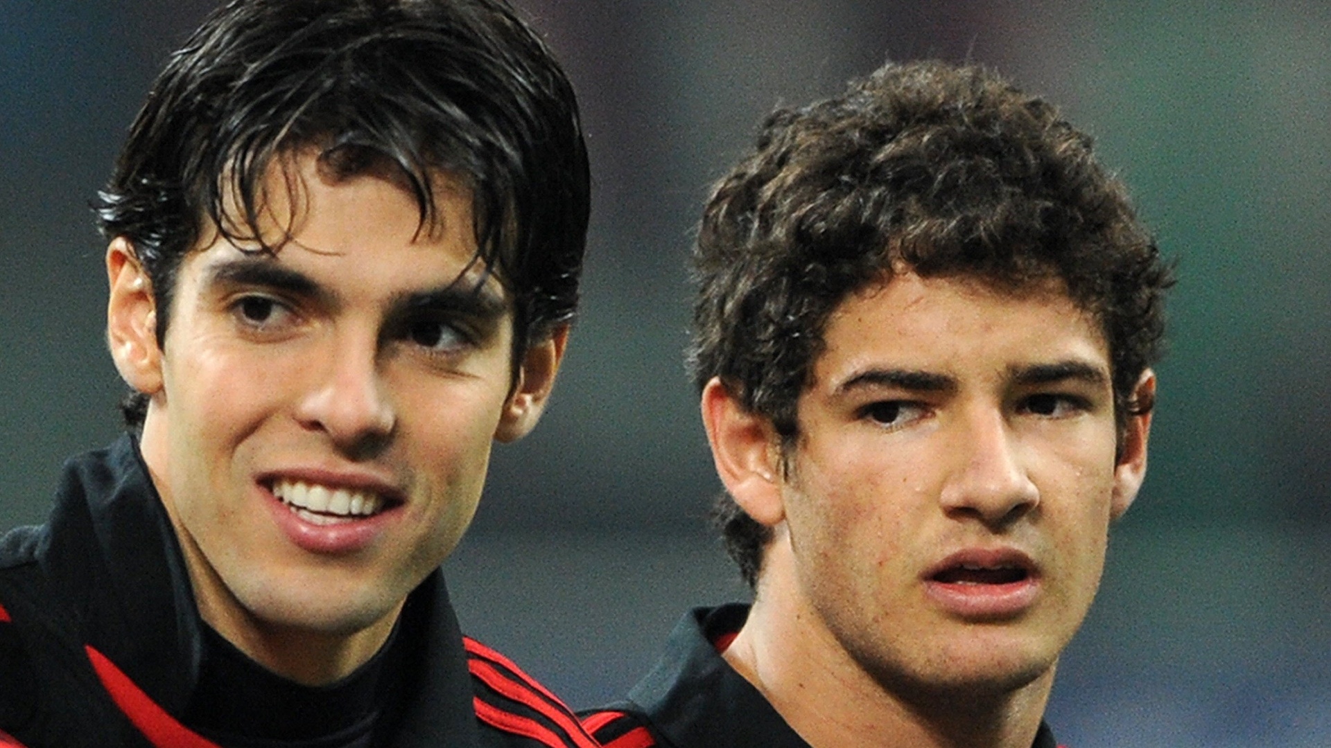 13.jan.2008 - Brasileiros Kaká (e) e Pato são fotografados durante jogo do Milan contra o Napoli pelo Campeonato Italiano - AFP PHOTO / ALBERTO PIZZOLI