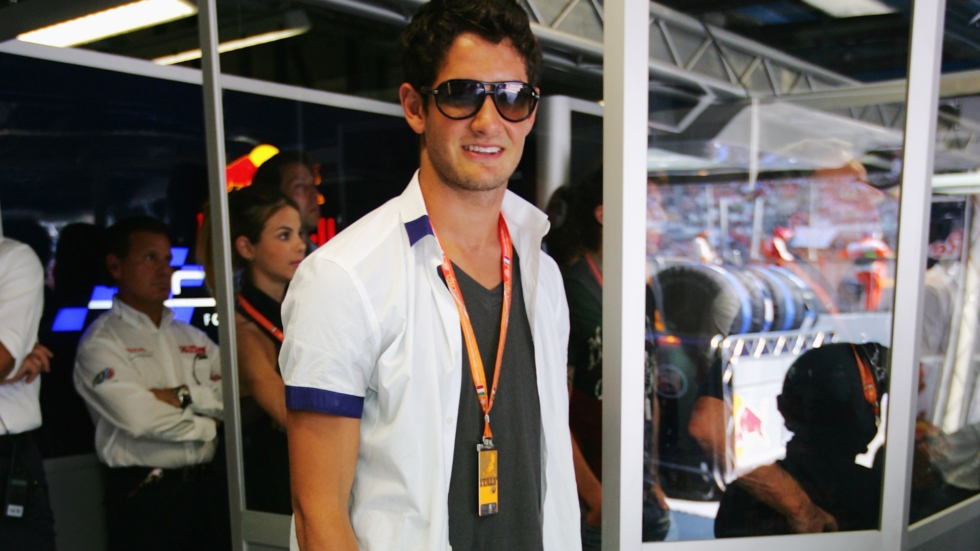 13.set.2009 - Atacante Alexandre Pato é fotografado nos boxes da Red Bull durante fim de semana do GP da Itália de Fórmula 1 - Ker Robertson/Getty Images