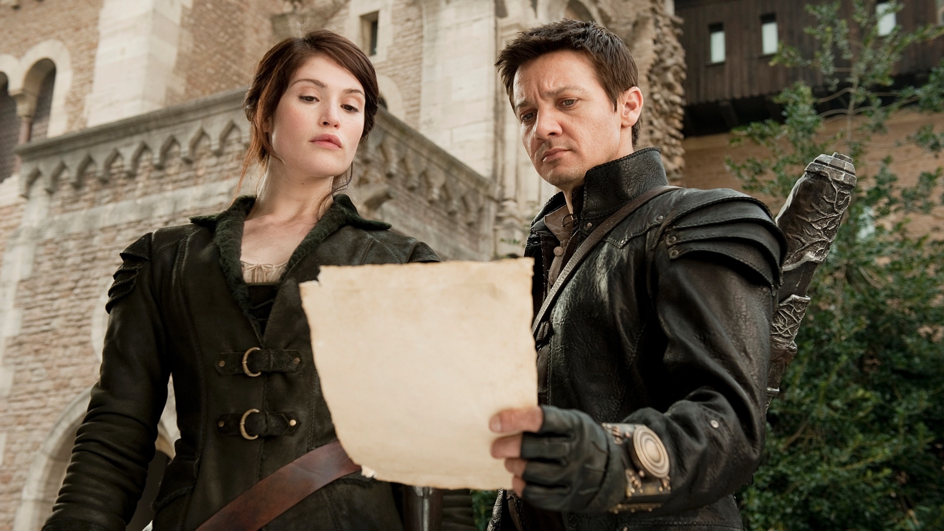 2013 - Depois de pegarem um gostinho por sangue quando crianças, João (Jeremy Renner) e Maria (Gemma Arterton) se tornaram vigilantes extremos, determinados a defender seu povo. - Paramount/Divulgação