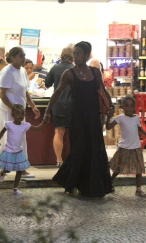 7.jan.2012 - Glória Maria vai às compras com as filhas no Leblon, Rio de Janeiro