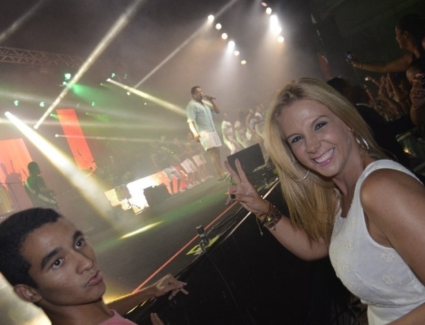 7.jan.2013 - A dançarina e cantora Carla Perez curte o show do marido Xanddy do Harmonia do Samba, em Salvador